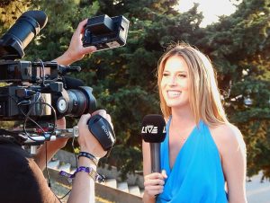 l'IA joue le rôle du journaliste