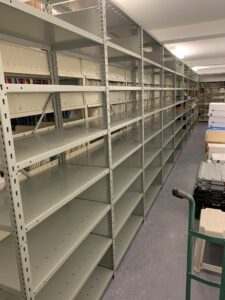 Système de rangement à étagères fixes