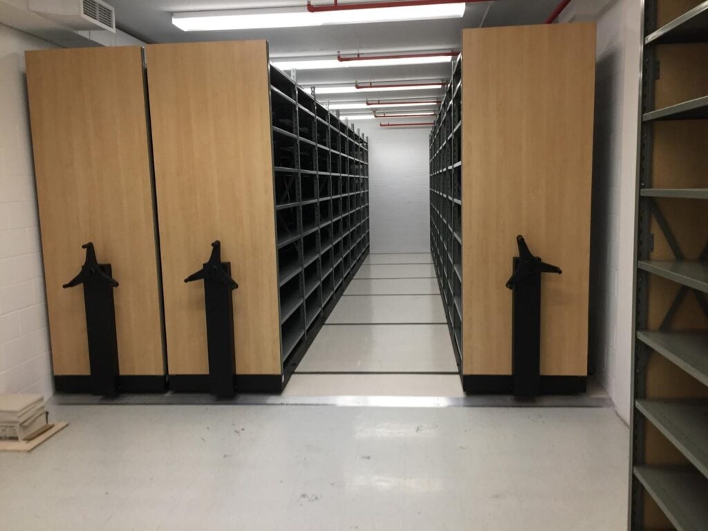 Système de rangement sur rails 